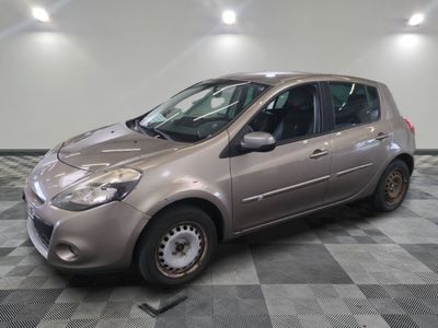 la photo d'une voiture argentée garée dans un garage