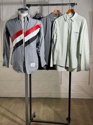 Lot comprenant quatre chemises homme, divers coloris.