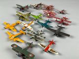 beaucoup de petits avions jouets posés sur une table