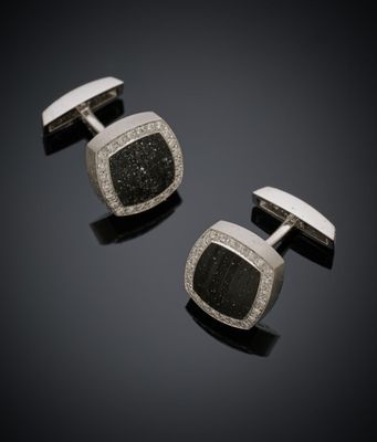 une paire de boutons de manchette noirs et blancs sertis de diamants