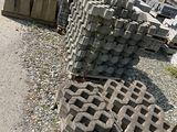 un tas de briques posé au bord de la route