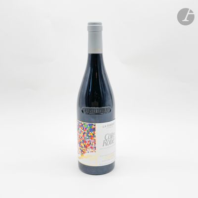 une bouteille de vin rouge décorée de paillettes