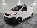la photo d'une camionnette blanche garée dans une pièce