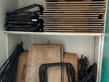 une étagère remplie de chaises et de planches à découper dans une pièce