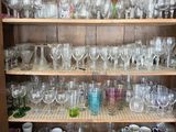 de nombreuses tasses et verres sur les étagères de ce buffet