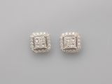 une paire de boucles d'oreilles en diamant