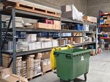 de nombreux cartons et boîtes sur les étagères de l'entrepôt