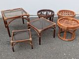 quatre chaises et une table posées sur le trottoir