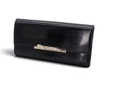 La pochette en cuir noir est posée sur une surface blanche