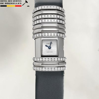 une montre dont le cadran est parsemé de nombreux diamants