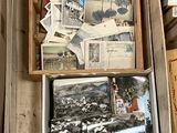 une boîte en bois remplie de vieilles photos et de cartes postales