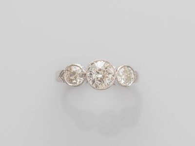 une bague en diamant de trois stones