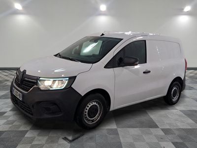 la camionnette blanche est garée sur un sol carrelé en damier