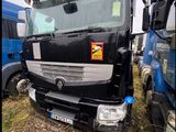 un camion noir garé dans l'herbe