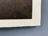un tableau accroché au mur d'une salle de bains