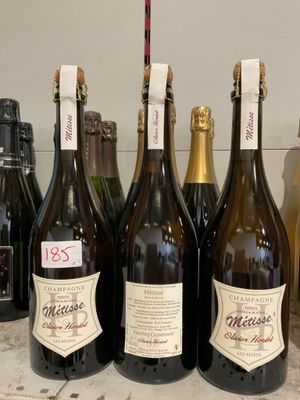 plusieurs bouteilles de vin sont alignées sur un comptoir