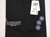 un t-shirt noir orné d'étoiles violettes et muni d'une étiquette