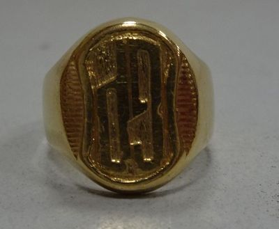 Gros plan sur une bague en or ornée d'une croix
