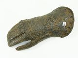 une statue en bronze représentant un éléphant, avec une étiquette accrochée à son bras