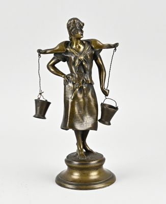 statue en bronze représentant une femme tenant un seau et une cruche