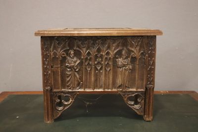 une table en bois ornée de sculptures, dans une pièce