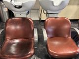 deux fauteuils posés sur un comptoir dans un salon de coiffure pour hommes