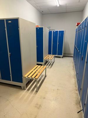 une rangée de casiers bleus et blancs dans une pièce