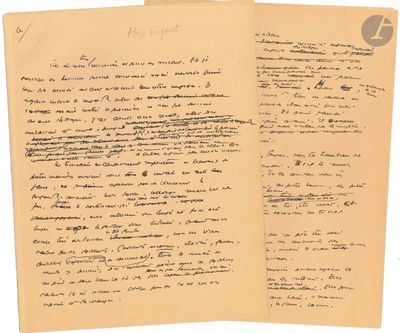 deux vieux papiers avec de l'écriture assis l'un à côté de l'autre