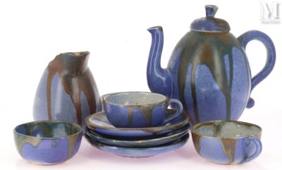 un service à thé bleu et marron, avec tasses et soucoupes