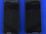 deux iPhones noirs posés côte à côte sur une surface bleue