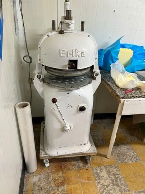 une machine qui se trouve dans le coin d'une pièce