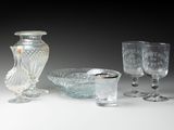 un grand nombre d'objets en verre posés sur une table