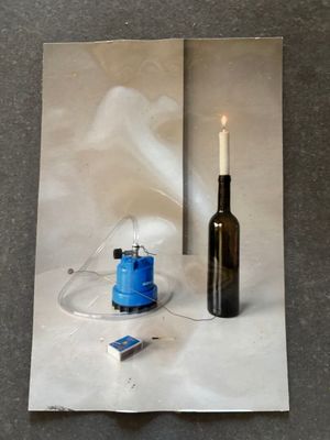 une image représentant une bougie et une bouteille sur une feuille de papier
