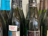 des bouteilles de vin sont alignées sur une étagère dans un magasin