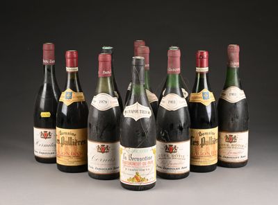 six bouteilles de vin sont alignées dans une rangée