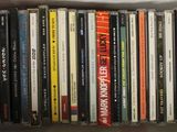 une photo montrant une pile de CD sur une étagère