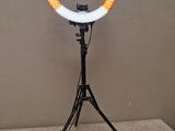 une lampe annulaire montée sur un trépied