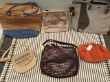 de nombreux sacs et sacs à main posés sur une table au sol