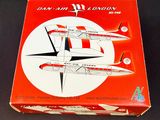 une boîte sur laquelle figure une maquette d'avion