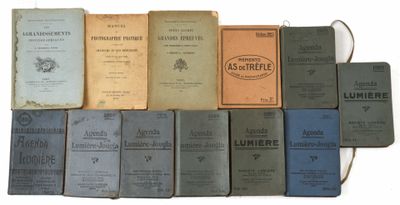 plusieurs vieux livres sont alignés sur une surface blanche