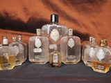 six flacons de parfum posés les uns à côté des autres sur une table