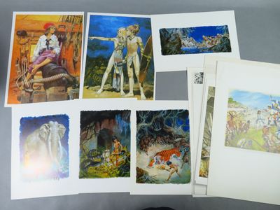 un lot de cartes posées sur une table
