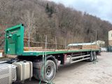 un camion vert garé sur le bord de la route