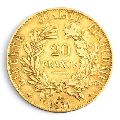Gros plan sur une pièce d'or ornée d'une couronne.