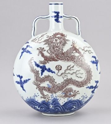 un vase bleu et blanc orné d'un dragon
