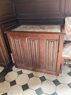 une armoire en bois et une chaise dans un coin de la pièce