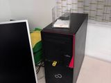 un ordinateur de bureau posé à côté d'un écran sur un bureau