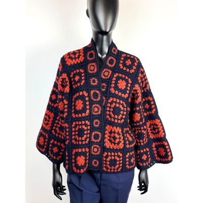 une photo d'un mannequin portant une veste rouge et noire