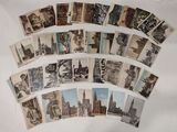 un grand nombre de cartes postales anciennes qui se trouvent sur la table