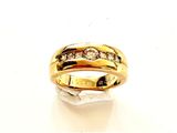 une image d'une bague en or avec des diamants sur une surface blanche